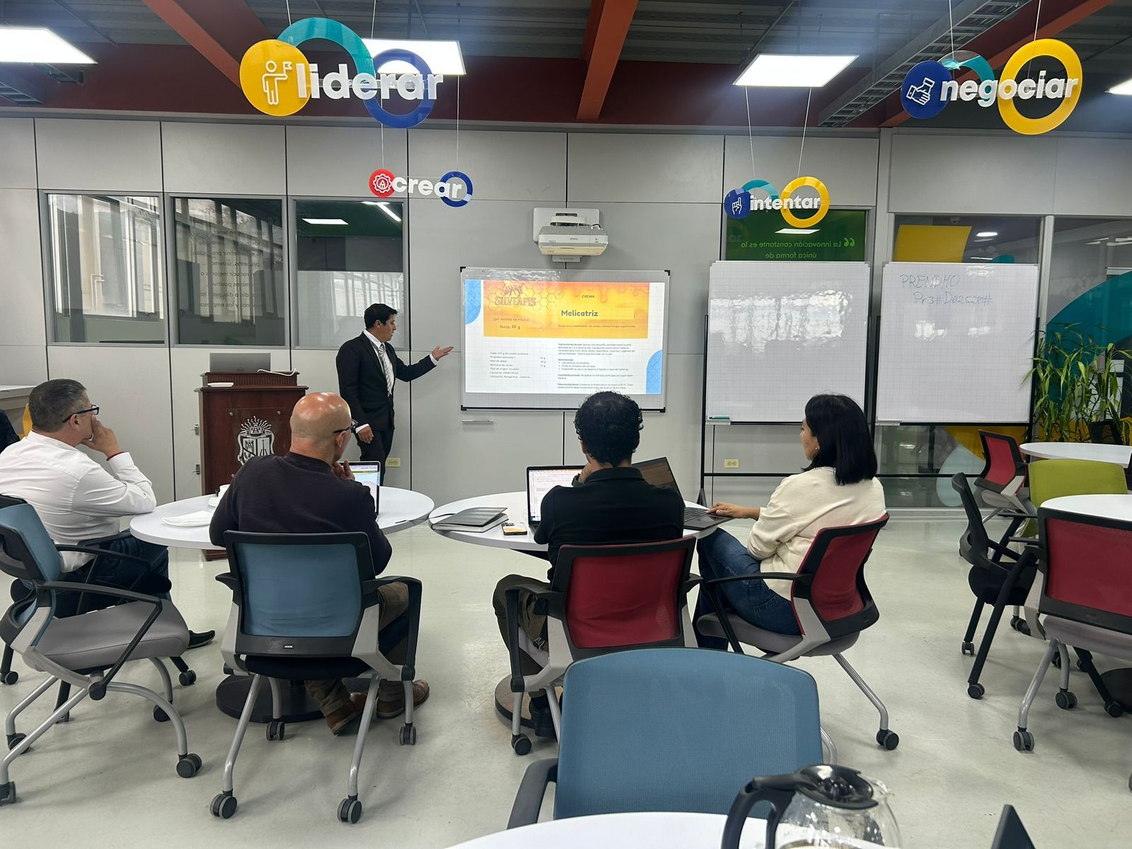 Estudiante presenta proyecto Melicatriz de Silveapis en la Ruta de Emprendimiento UTPL